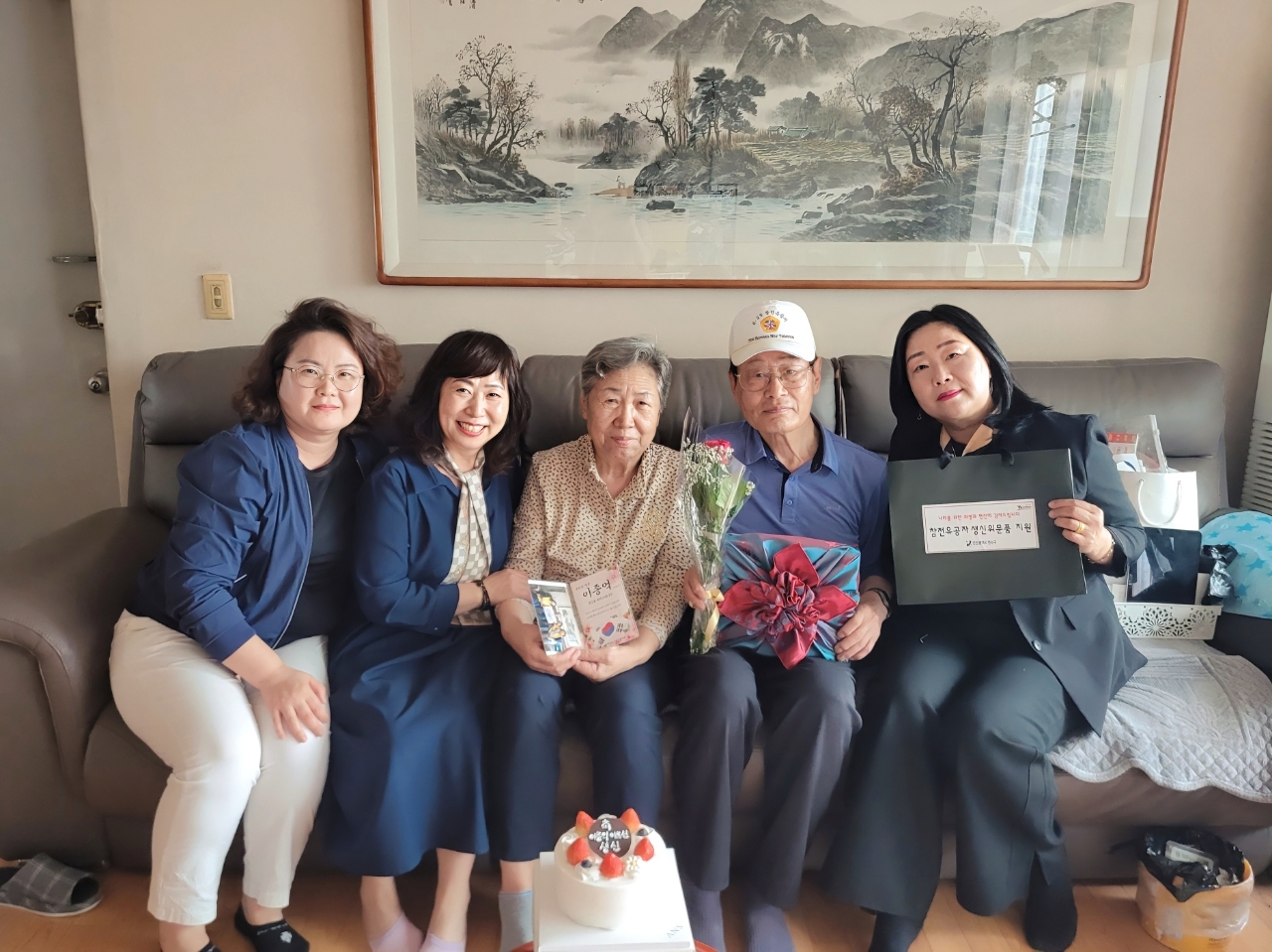연수구 선학동 지역사회보장협의체가 나라를 위해 헌신한 6·25 참전 유공자들의 숭고한 희생을 기억하고 일상 속 보훈 문화 확산을 위해 올해도 생신을 맞이한 참전유공자 가정을 방문해 감사의 마음을 전했다